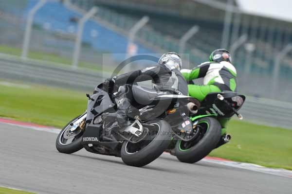 Motorcycle action photographs;Silverstone circuit;Silverstone photographs;Trackday digital images;event digital images;eventdigitalimages;no limits trackday;peter wileman photography;rockingham towcester northamptonshire;trackday;trackday photos