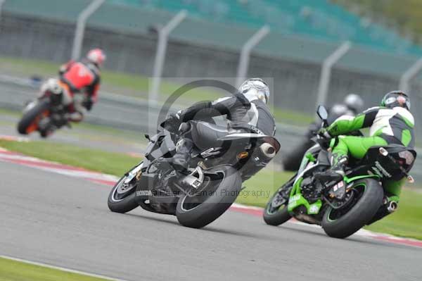 Motorcycle action photographs;Silverstone circuit;Silverstone photographs;Trackday digital images;event digital images;eventdigitalimages;no limits trackday;peter wileman photography;rockingham towcester northamptonshire;trackday;trackday photos