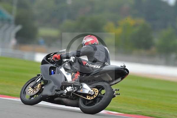 Motorcycle action photographs;Silverstone circuit;Silverstone photographs;Trackday digital images;event digital images;eventdigitalimages;no limits trackday;peter wileman photography;rockingham towcester northamptonshire;trackday;trackday photos