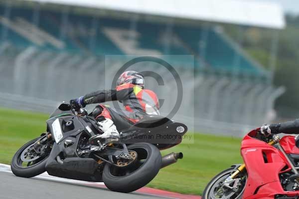 Motorcycle action photographs;Silverstone circuit;Silverstone photographs;Trackday digital images;event digital images;eventdigitalimages;no limits trackday;peter wileman photography;rockingham towcester northamptonshire;trackday;trackday photos