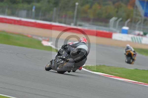 Motorcycle action photographs;Silverstone circuit;Silverstone photographs;Trackday digital images;event digital images;eventdigitalimages;no limits trackday;peter wileman photography;rockingham towcester northamptonshire;trackday;trackday photos