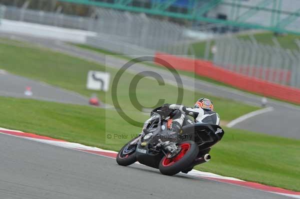 Motorcycle action photographs;Silverstone circuit;Silverstone photographs;Trackday digital images;event digital images;eventdigitalimages;no limits trackday;peter wileman photography;rockingham towcester northamptonshire;trackday;trackday photos