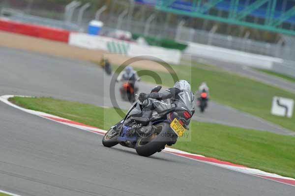 Motorcycle action photographs;Silverstone circuit;Silverstone photographs;Trackday digital images;event digital images;eventdigitalimages;no limits trackday;peter wileman photography;rockingham towcester northamptonshire;trackday;trackday photos