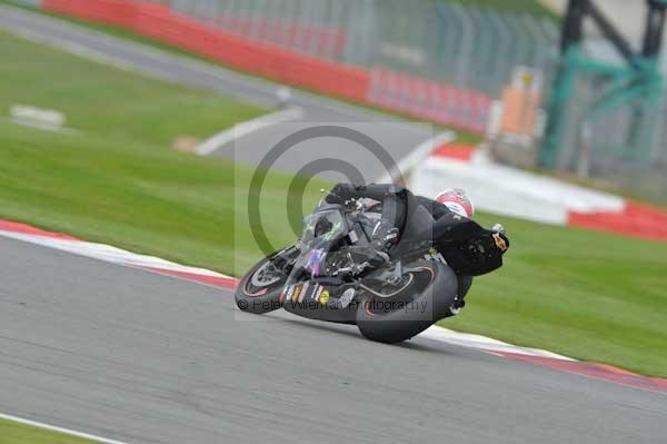 Motorcycle action photographs;Silverstone circuit;Silverstone photographs;Trackday digital images;event digital images;eventdigitalimages;no limits trackday;peter wileman photography;rockingham towcester northamptonshire;trackday;trackday photos