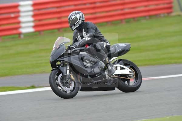 Motorcycle action photographs;Silverstone circuit;Silverstone photographs;Trackday digital images;event digital images;eventdigitalimages;no limits trackday;peter wileman photography;rockingham towcester northamptonshire;trackday;trackday photos