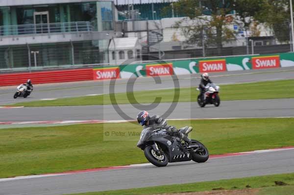 Motorcycle action photographs;Silverstone circuit;Silverstone photographs;Trackday digital images;event digital images;eventdigitalimages;no limits trackday;peter wileman photography;rockingham towcester northamptonshire;trackday;trackday photos