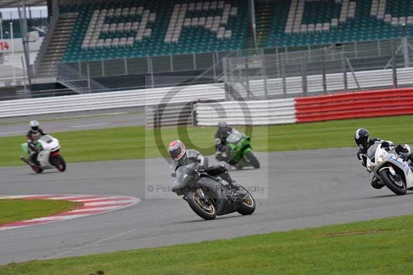 Motorcycle action photographs;Silverstone circuit;Silverstone photographs;Trackday digital images;event digital images;eventdigitalimages;no limits trackday;peter wileman photography;rockingham towcester northamptonshire;trackday;trackday photos
