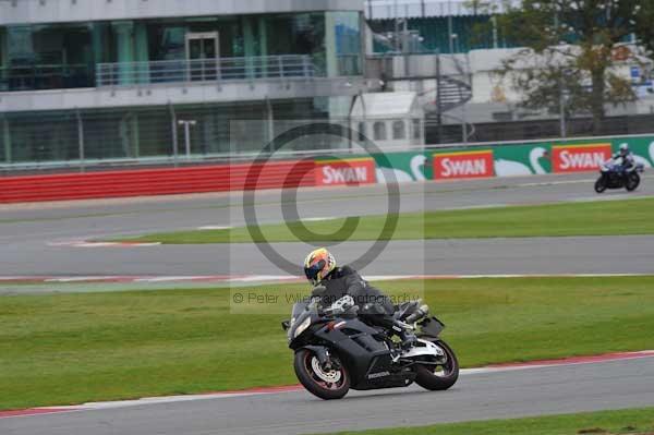 Motorcycle action photographs;Silverstone circuit;Silverstone photographs;Trackday digital images;event digital images;eventdigitalimages;no limits trackday;peter wileman photography;rockingham towcester northamptonshire;trackday;trackday photos