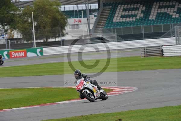 Motorcycle action photographs;Silverstone circuit;Silverstone photographs;Trackday digital images;event digital images;eventdigitalimages;no limits trackday;peter wileman photography;rockingham towcester northamptonshire;trackday;trackday photos
