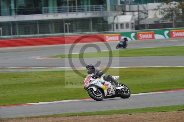 Motorcycle action photographs;Silverstone circuit;Silverstone photographs;Trackday digital images;event digital images;eventdigitalimages;no limits trackday;peter wileman photography;rockingham towcester northamptonshire;trackday;trackday photos