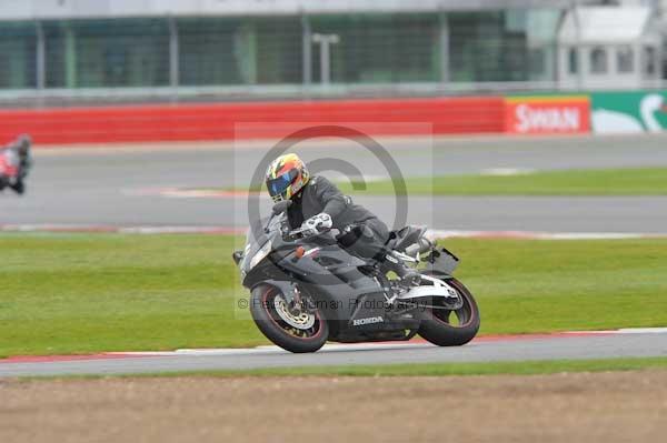 Motorcycle action photographs;Silverstone circuit;Silverstone photographs;Trackday digital images;event digital images;eventdigitalimages;no limits trackday;peter wileman photography;rockingham towcester northamptonshire;trackday;trackday photos