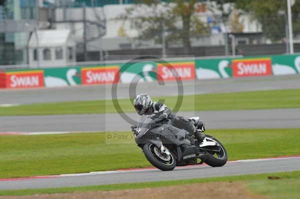Motorcycle action photographs;Silverstone circuit;Silverstone photographs;Trackday digital images;event digital images;eventdigitalimages;no limits trackday;peter wileman photography;rockingham towcester northamptonshire;trackday;trackday photos