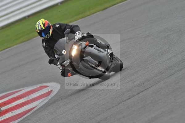 Motorcycle action photographs;Silverstone circuit;Silverstone photographs;Trackday digital images;event digital images;eventdigitalimages;no limits trackday;peter wileman photography;rockingham towcester northamptonshire;trackday;trackday photos