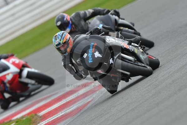 Motorcycle action photographs;Silverstone circuit;Silverstone photographs;Trackday digital images;event digital images;eventdigitalimages;no limits trackday;peter wileman photography;rockingham towcester northamptonshire;trackday;trackday photos