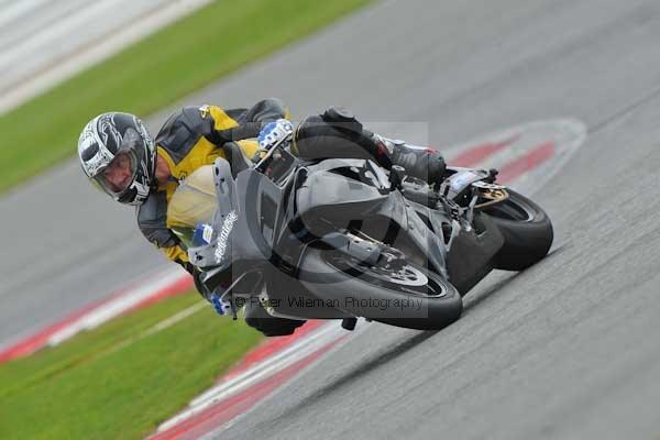 Motorcycle action photographs;Silverstone circuit;Silverstone photographs;Trackday digital images;event digital images;eventdigitalimages;no limits trackday;peter wileman photography;rockingham towcester northamptonshire;trackday;trackday photos
