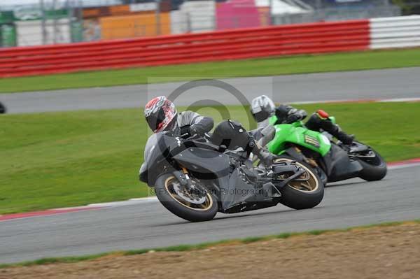 Motorcycle action photographs;Silverstone circuit;Silverstone photographs;Trackday digital images;event digital images;eventdigitalimages;no limits trackday;peter wileman photography;rockingham towcester northamptonshire;trackday;trackday photos