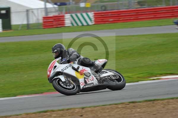 Motorcycle action photographs;Silverstone circuit;Silverstone photographs;Trackday digital images;event digital images;eventdigitalimages;no limits trackday;peter wileman photography;rockingham towcester northamptonshire;trackday;trackday photos