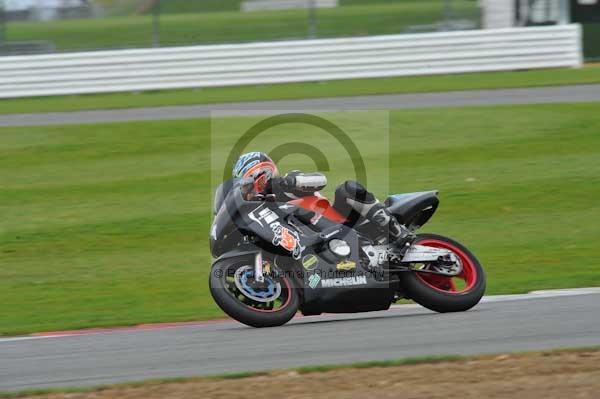 Motorcycle action photographs;Silverstone circuit;Silverstone photographs;Trackday digital images;event digital images;eventdigitalimages;no limits trackday;peter wileman photography;rockingham towcester northamptonshire;trackday;trackday photos