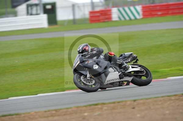 Motorcycle action photographs;Silverstone circuit;Silverstone photographs;Trackday digital images;event digital images;eventdigitalimages;no limits trackday;peter wileman photography;rockingham towcester northamptonshire;trackday;trackday photos