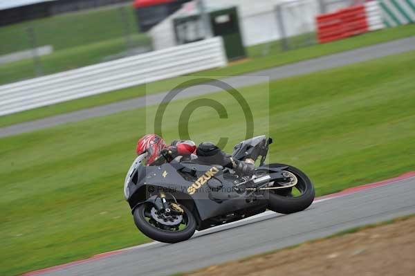 Motorcycle action photographs;Silverstone circuit;Silverstone photographs;Trackday digital images;event digital images;eventdigitalimages;no limits trackday;peter wileman photography;rockingham towcester northamptonshire;trackday;trackday photos