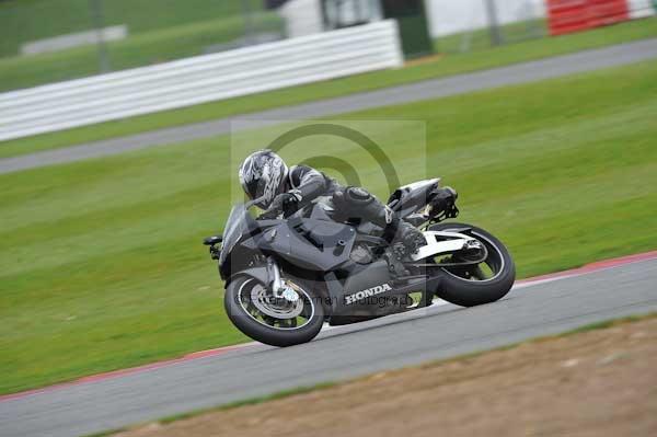 Motorcycle action photographs;Silverstone circuit;Silverstone photographs;Trackday digital images;event digital images;eventdigitalimages;no limits trackday;peter wileman photography;rockingham towcester northamptonshire;trackday;trackday photos
