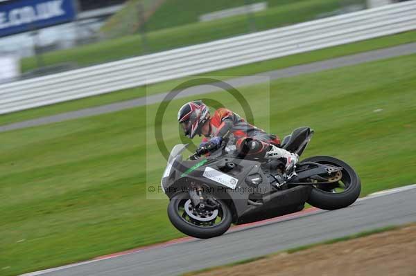 Motorcycle action photographs;Silverstone circuit;Silverstone photographs;Trackday digital images;event digital images;eventdigitalimages;no limits trackday;peter wileman photography;rockingham towcester northamptonshire;trackday;trackday photos