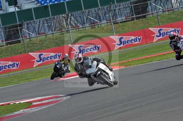Motorcycle action photographs;Silverstone circuit;Silverstone photographs;Trackday digital images;event digital images;eventdigitalimages;no limits trackday;peter wileman photography;rockingham towcester northamptonshire;trackday;trackday photos