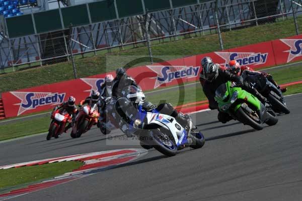Motorcycle action photographs;Silverstone circuit;Silverstone photographs;Trackday digital images;event digital images;eventdigitalimages;no limits trackday;peter wileman photography;rockingham towcester northamptonshire;trackday;trackday photos