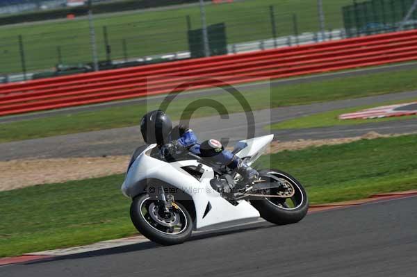 Motorcycle action photographs;Silverstone circuit;Silverstone photographs;Trackday digital images;event digital images;eventdigitalimages;no limits trackday;peter wileman photography;rockingham towcester northamptonshire;trackday;trackday photos