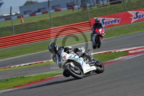 Motorcycle action photographs;Silverstone circuit;Silverstone photographs;Trackday digital images;event digital images;eventdigitalimages;no limits trackday;peter wileman photography;rockingham towcester northamptonshire;trackday;trackday photos