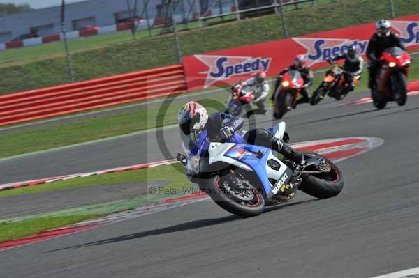 Motorcycle action photographs;Silverstone circuit;Silverstone photographs;Trackday digital images;event digital images;eventdigitalimages;no limits trackday;peter wileman photography;rockingham towcester northamptonshire;trackday;trackday photos