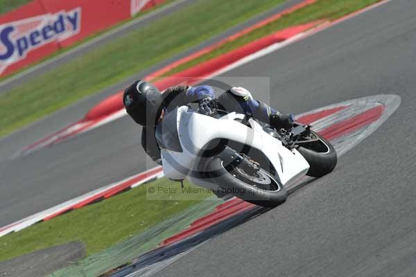 Motorcycle action photographs;Silverstone circuit;Silverstone photographs;Trackday digital images;event digital images;eventdigitalimages;no limits trackday;peter wileman photography;rockingham towcester northamptonshire;trackday;trackday photos