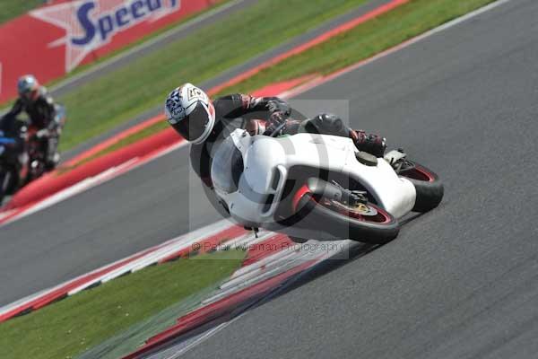 Motorcycle action photographs;Silverstone circuit;Silverstone photographs;Trackday digital images;event digital images;eventdigitalimages;no limits trackday;peter wileman photography;rockingham towcester northamptonshire;trackday;trackday photos