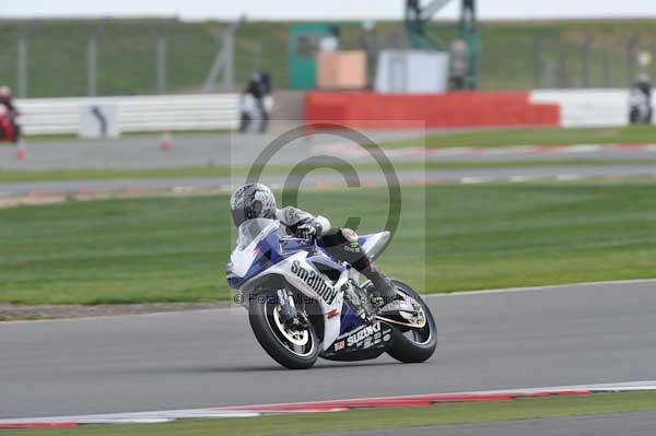 Motorcycle action photographs;Silverstone circuit;Silverstone photographs;Trackday digital images;event digital images;eventdigitalimages;no limits trackday;peter wileman photography;rockingham towcester northamptonshire;trackday;trackday photos