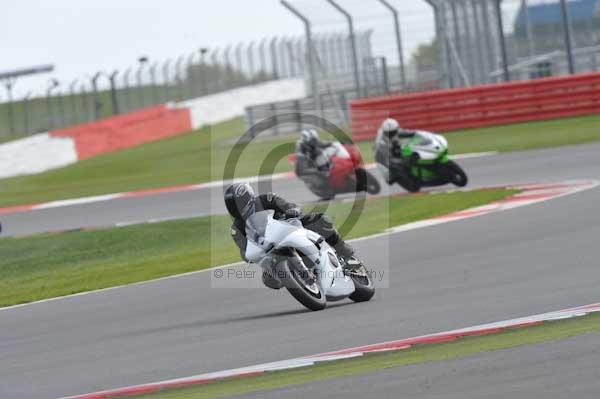 Motorcycle action photographs;Silverstone circuit;Silverstone photographs;Trackday digital images;event digital images;eventdigitalimages;no limits trackday;peter wileman photography;rockingham towcester northamptonshire;trackday;trackday photos
