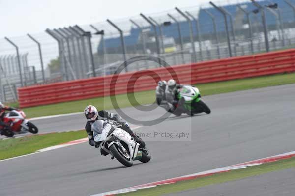 Motorcycle action photographs;Silverstone circuit;Silverstone photographs;Trackday digital images;event digital images;eventdigitalimages;no limits trackday;peter wileman photography;rockingham towcester northamptonshire;trackday;trackday photos