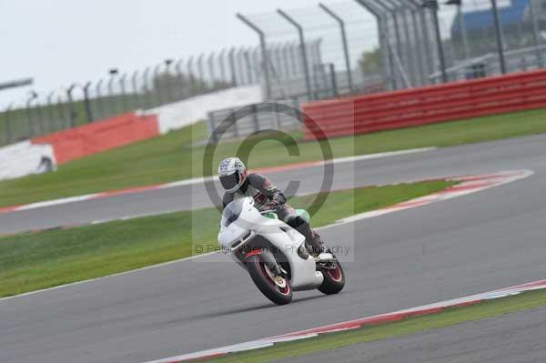 Motorcycle action photographs;Silverstone circuit;Silverstone photographs;Trackday digital images;event digital images;eventdigitalimages;no limits trackday;peter wileman photography;rockingham towcester northamptonshire;trackday;trackday photos