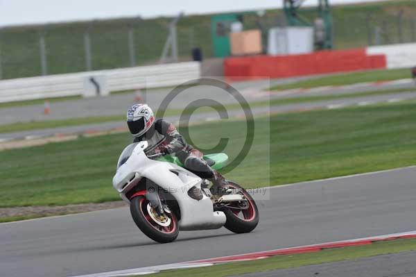 Motorcycle action photographs;Silverstone circuit;Silverstone photographs;Trackday digital images;event digital images;eventdigitalimages;no limits trackday;peter wileman photography;rockingham towcester northamptonshire;trackday;trackday photos