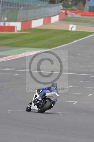 Motorcycle action photographs;Silverstone circuit;Silverstone photographs;Trackday digital images;event digital images;eventdigitalimages;no limits trackday;peter wileman photography;rockingham towcester northamptonshire;trackday;trackday photos