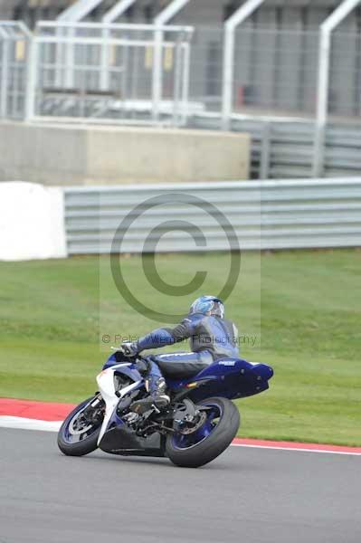 Motorcycle action photographs;Silverstone circuit;Silverstone photographs;Trackday digital images;event digital images;eventdigitalimages;no limits trackday;peter wileman photography;rockingham towcester northamptonshire;trackday;trackday photos