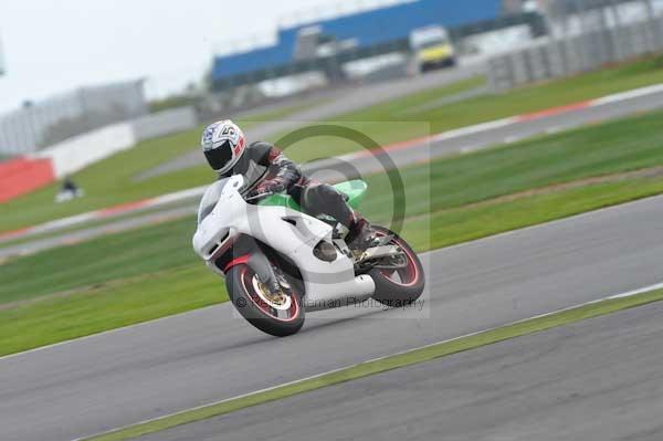 Motorcycle action photographs;Silverstone circuit;Silverstone photographs;Trackday digital images;event digital images;eventdigitalimages;no limits trackday;peter wileman photography;rockingham towcester northamptonshire;trackday;trackday photos