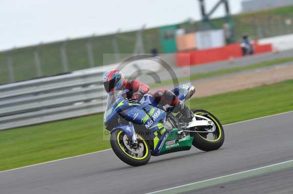 Motorcycle action photographs;Silverstone circuit;Silverstone photographs;Trackday digital images;event digital images;eventdigitalimages;no limits trackday;peter wileman photography;rockingham towcester northamptonshire;trackday;trackday photos
