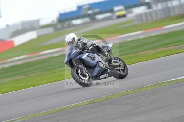 Motorcycle action photographs;Silverstone circuit;Silverstone photographs;Trackday digital images;event digital images;eventdigitalimages;no limits trackday;peter wileman photography;rockingham towcester northamptonshire;trackday;trackday photos