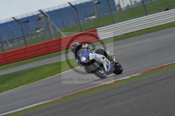 Motorcycle action photographs;Silverstone circuit;Silverstone photographs;Trackday digital images;event digital images;eventdigitalimages;no limits trackday;peter wileman photography;rockingham towcester northamptonshire;trackday;trackday photos