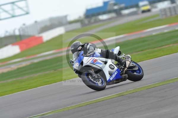Motorcycle action photographs;Silverstone circuit;Silverstone photographs;Trackday digital images;event digital images;eventdigitalimages;no limits trackday;peter wileman photography;rockingham towcester northamptonshire;trackday;trackday photos