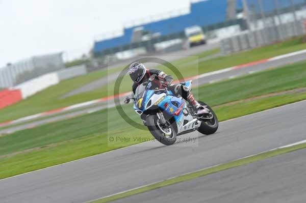 Motorcycle action photographs;Silverstone circuit;Silverstone photographs;Trackday digital images;event digital images;eventdigitalimages;no limits trackday;peter wileman photography;rockingham towcester northamptonshire;trackday;trackday photos