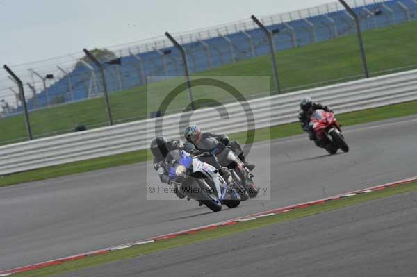 Motorcycle action photographs;Silverstone circuit;Silverstone photographs;Trackday digital images;event digital images;eventdigitalimages;no limits trackday;peter wileman photography;rockingham towcester northamptonshire;trackday;trackday photos