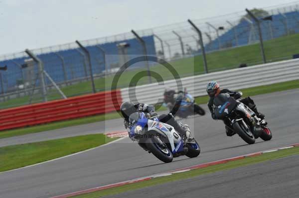 Motorcycle action photographs;Silverstone circuit;Silverstone photographs;Trackday digital images;event digital images;eventdigitalimages;no limits trackday;peter wileman photography;rockingham towcester northamptonshire;trackday;trackday photos