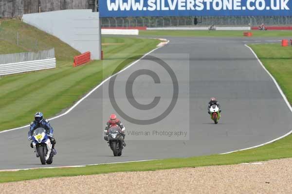 Motorcycle action photographs;Silverstone circuit;Silverstone photographs;Trackday digital images;event digital images;eventdigitalimages;no limits trackday;peter wileman photography;rockingham towcester northamptonshire;trackday;trackday photos