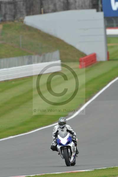 Motorcycle action photographs;Silverstone circuit;Silverstone photographs;Trackday digital images;event digital images;eventdigitalimages;no limits trackday;peter wileman photography;rockingham towcester northamptonshire;trackday;trackday photos